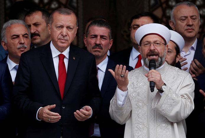 De Turkse president Recep Tayyip Erdogan en Ali Erbas, hoofd van het Turkse Directoraat voor Religieuze Aangelegenheden.