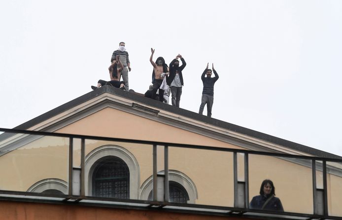 Vandaag wisten meer dan tien gevangenen in de San Vittore-gevangenis in Milaan op het dak van een van de vleugels te klimmen.
