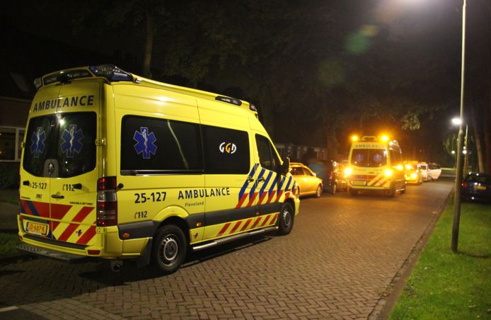 Archieffoto ter illustratie: ambulancepersoneel van GGD Flevoland in actie. Hun hulp aan de 22-jarige fietser uit Espel die zaterdagnacht ernstig gewond raakte, mocht uiteindelijk niet baten.