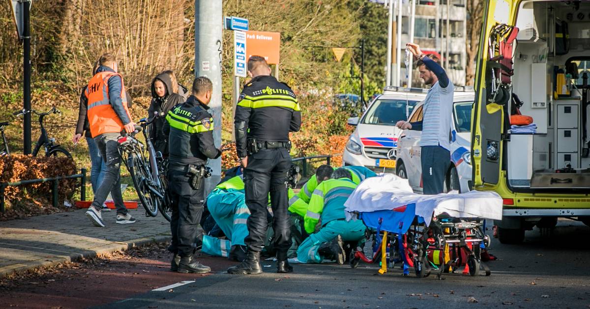Man en tienermeisje gewond door botsing met trolleybus in Arnhem.