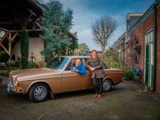 Corrie haalde rijbewijs op haar 60ste, speciaal voor deze ‘gouden koets’: ‘Hij rijdt als een zonnetje’