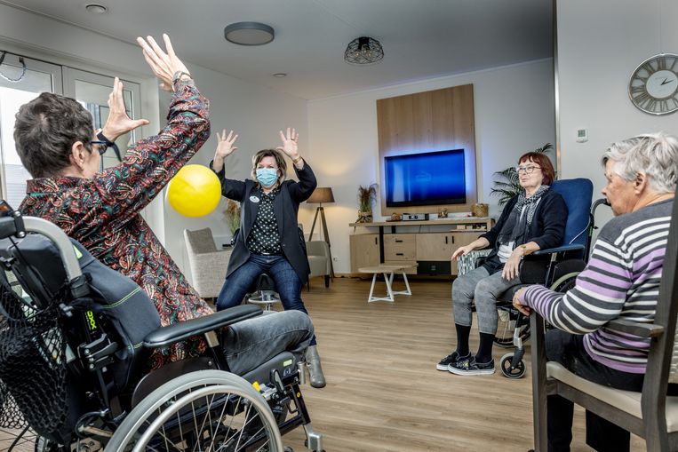 Teamleider Jolanda Duivestein van verpleeghuis De Brink gooit een balletje over met een paar bewoners. Onlangs zijn de bewoners en Duivestein ingeënt met het Pfizer-vaccin. Beeld Jean-Pierre Jans
