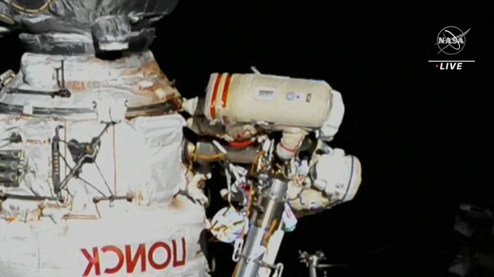 Oleg Artemyev (boven) en Samantha Cristoforetti werken aan het internationaal ruimtestation ISS.