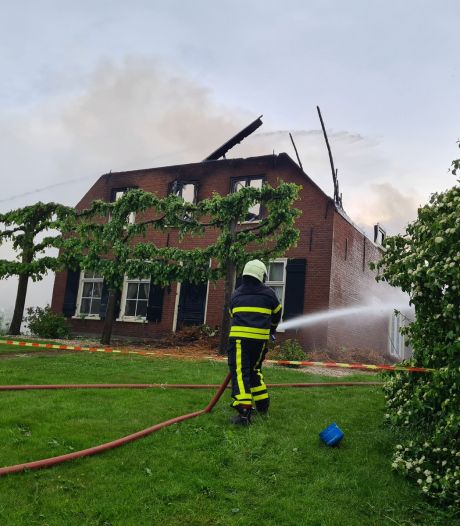 Bewoonster ontredderd na grote brand in rietgedekte boerderij: ‘Alles is in één klap vernield’
