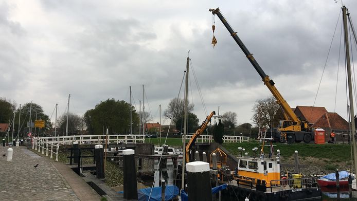 Een deel van de Beatrixbrug is verwijderd.