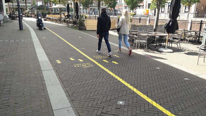 Maak een wandeling: het centrum van Breda geven gele lijnen de looproute aan.