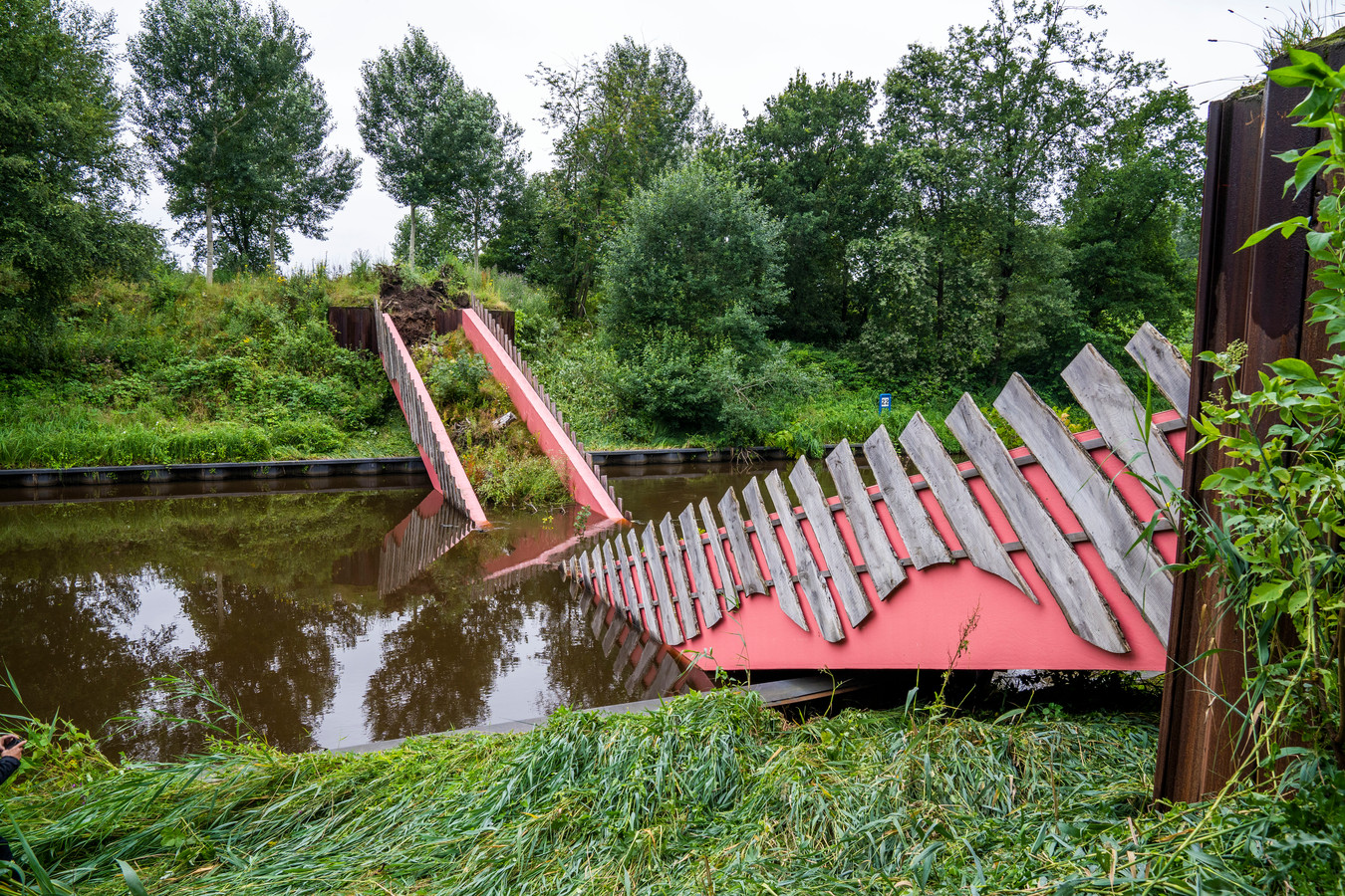 Roze faunabrug over Beatrixkanaal ingestort, naar de oorzaak wordt gezocht Foto gelderlander.nl