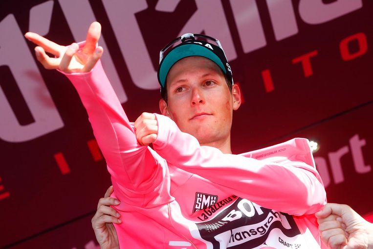 De Oostenrijker Lukas Pöstlberger mag de roze leiderstrui aantrekken. Beeld afp