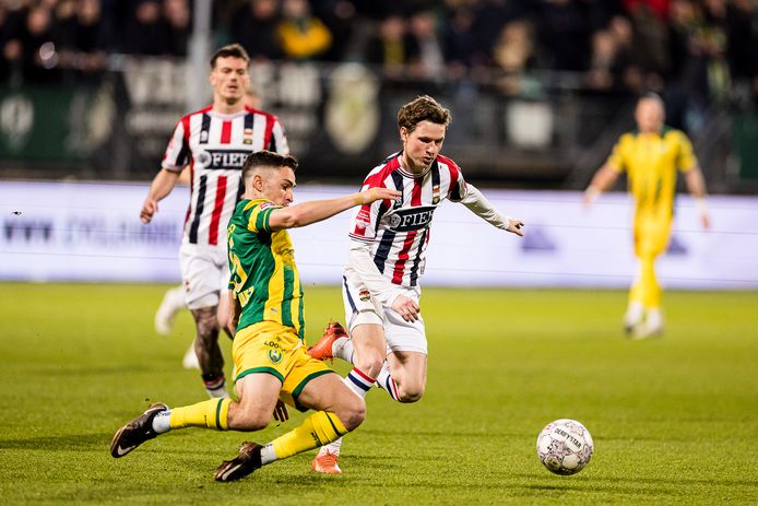 Willem II’er Max Svensson probeert voorbij ADO Den Haag-verdediger Guillem Rodríguez te glippen.