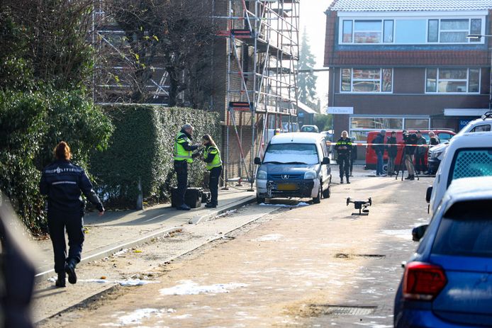 De politie is druk met onderzoek naar de dood van een man op De Willem Beijerstraat in de Arnhemse wijk Geitenkamp.