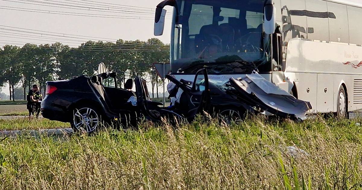 Zwaargewonde bij botsing tussen auto en touringcar bij Dronten.