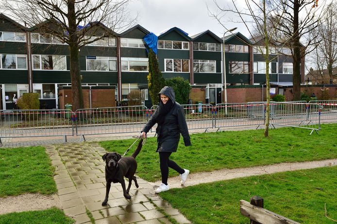 Een rij woningen aan de Prinses Beatrixstraat in Moordrecht is na ‘Franklin’, de derde storm op rij onbewoonbaar verklaard.
