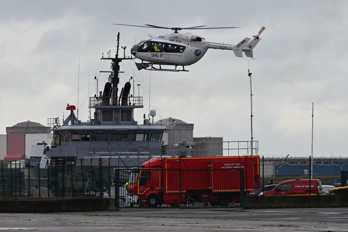 Een helikopter van de Franse marine is ingezet bij de reddingsactie voor de kust van Duinkerke.
