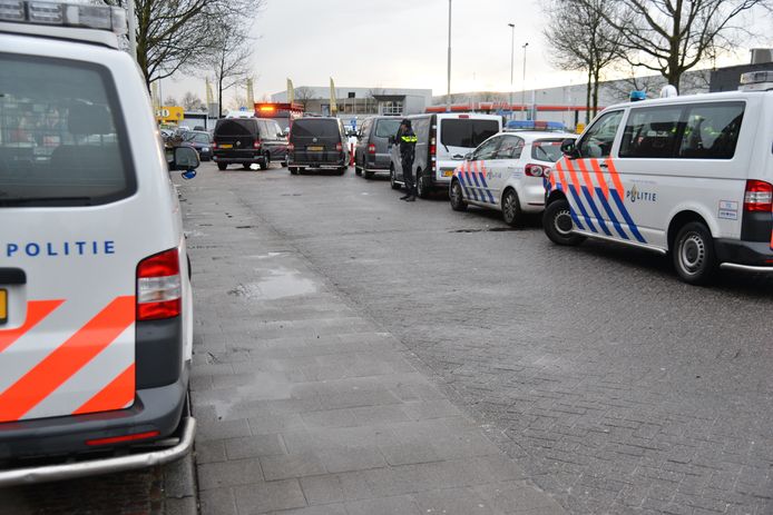 Politie-actie aan Industriekade in Breda.
