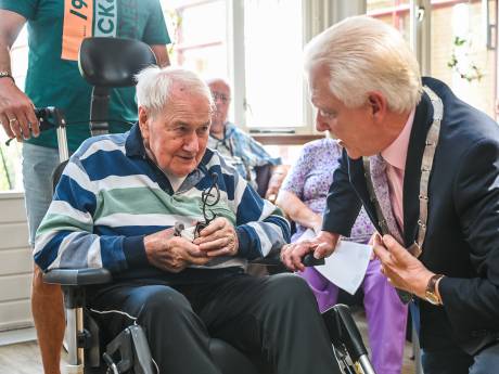 Christelijk Mannenkoor ’t Harde viert jubileum en verrast lid van het eerste uur