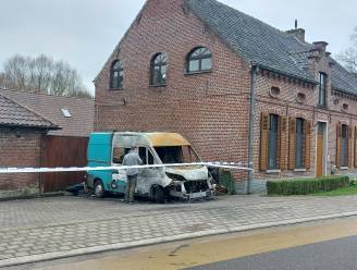 Verwarde man aangehouden voor brandstichting bestelwagen: “Zo maar iets uitgekozen”