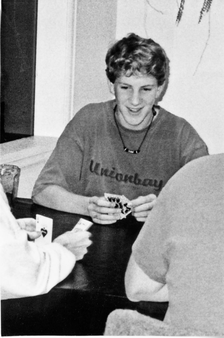 Dylan op zijn 14de, pokerend met familie. Beeld Prive foto