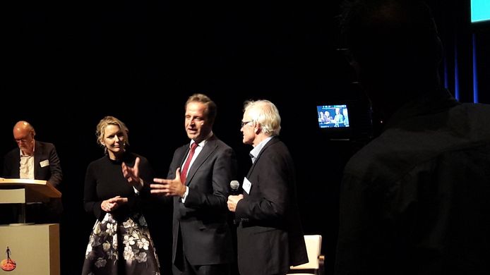 Gedeputeerde Marianne van der Sloot (vlnr), minister Hugo de Jonge en voorzitter Leo Bisschops van KBO-Brabant in gesprek op het podium van het jaarcongres van KBO-Brabant in De Enck in Oirschot.