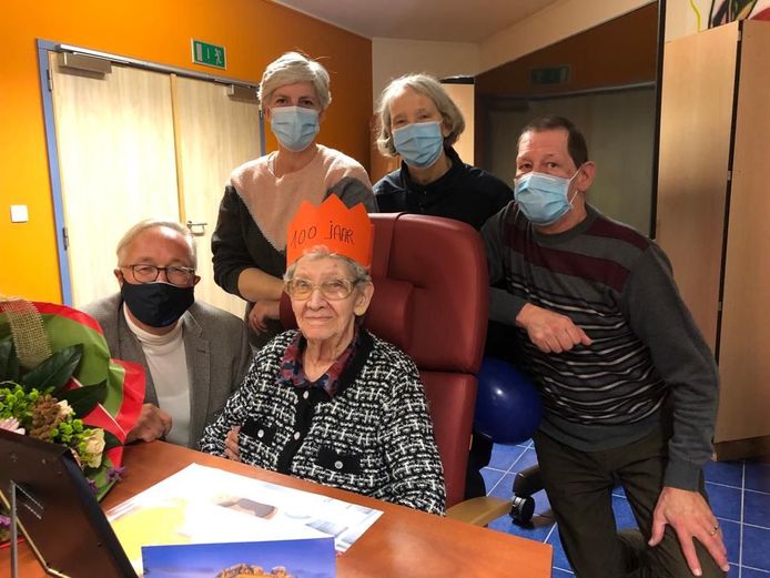 Armandina met enkele familieleden en schepen Rudy Coddens.