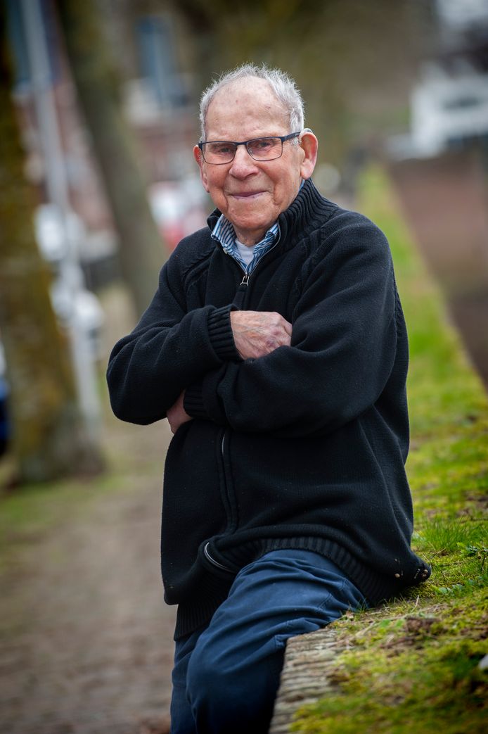 De 101-jarige Martien Craane een dag voor de operatie. Bang was hij niet. “Maar ik hoop wel dat ik het red, want ik haal er nog flink gein uit", zei hij.