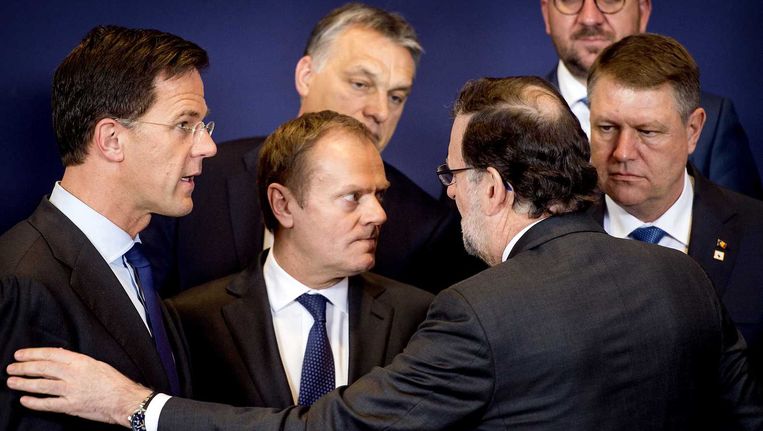 In het midden EU-president Tusk tussen regeringsleiders Rutte (links) en de Spaanse premier Rajoy (met hand op arm van Rutte). Beeld anp