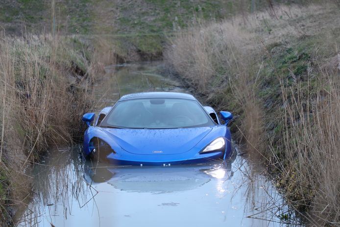 De McLaren heeft aanzienlijke schade opgelopen.