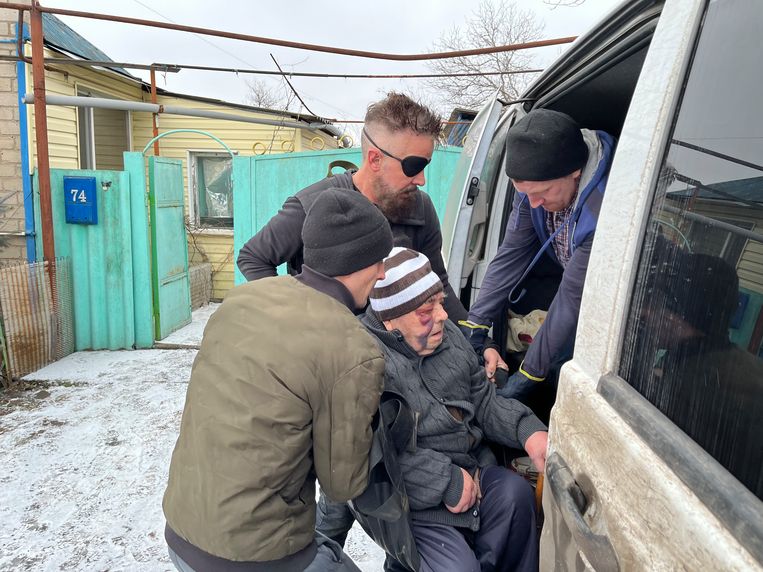 De Britse volunteer Dave Young (staand, midden) redt mensen uit het oorlogsgebied in Oekraïne. Daartoe reist hij af naar plekken waar niemand durft te komen, zoals frontstad Bachmoet. Beeld Michiel Driebergen