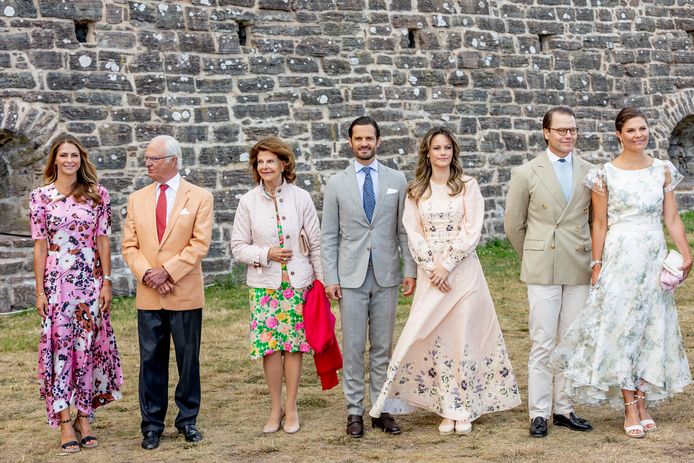 Van links naar rechts: prinses Madeleine, koning Carl Gustav, koningin Silvia, prins Carl Philip, prinses Sofia, kroonprins Daniel en kroonprinses Victoria.