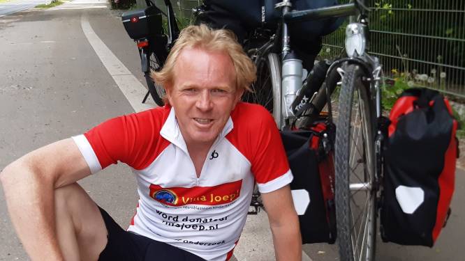 Buschauffeur Jaco uit Nijverdal fietst langs Olympische stadions: ‘Valerie is de reden dat ik Villa Joep aan mijn tocht heb gekoppeld’