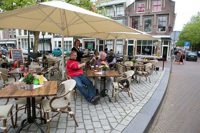 Het terras van Zaalig op de Grote Markt in Schiedam, waar veel horeca is gevestigd.