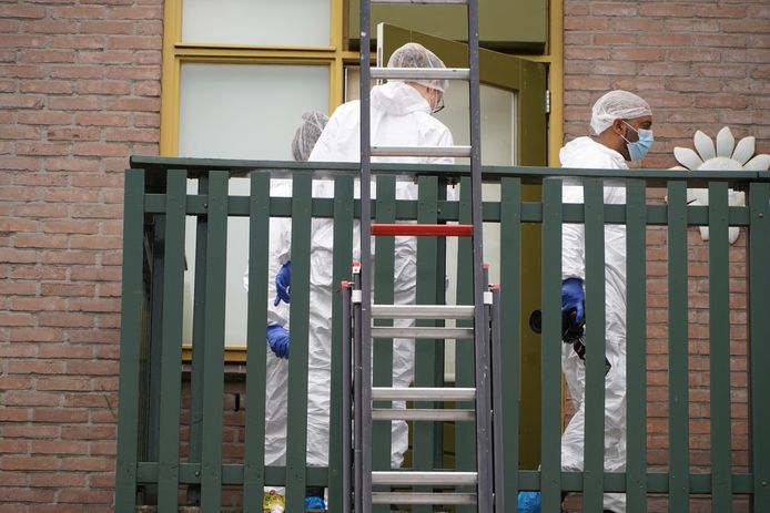 Onderzoek in en rond de woning in Rotterdam.