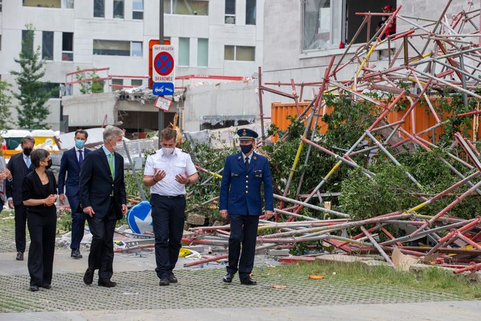 Antwerps gouverneur Cathy Berx en koning Filip brengen een bezoek aan de site, even na de instorting.