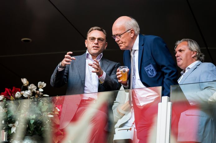 Kees Bakker in clubkostuum van Vitesse in 2016 in gesprek met de Russische eigenaar van de Arnhemse club Valeri Oyf.