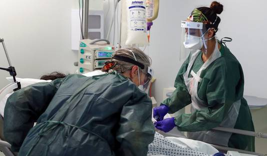 Archiefbeeld 27 mei 2020: Verplegers verzorgen een coronapatiënt op intensieve zorgen in het ziekenhuis Frimley Park in het Engelse graafschap Surrey.  