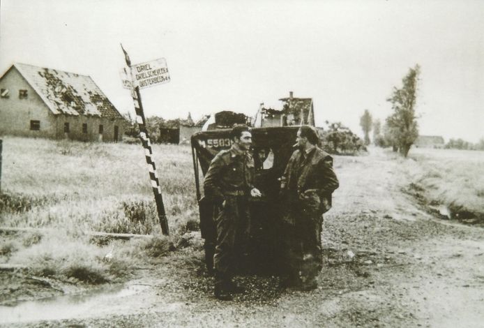 Foto uit mei 1945: soldaten op de kruising van de Hoenveldsestraat en de Dorpsstraat in Driel.