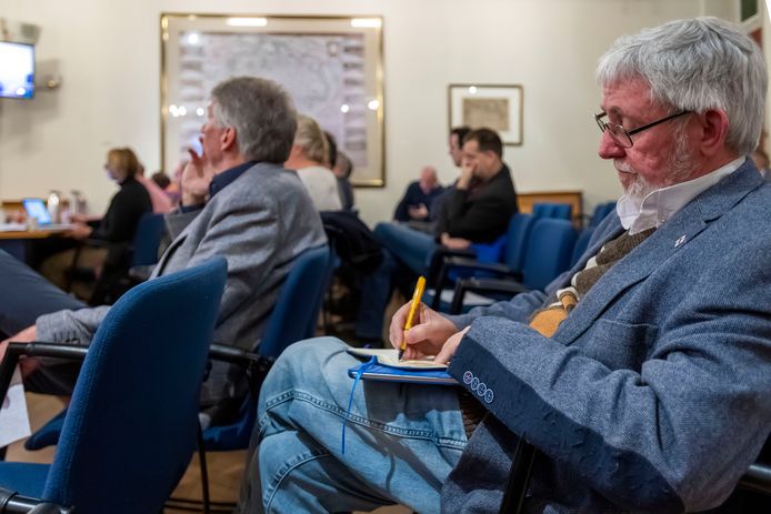 Louis van der Kallen (BSD) verlaat de raadsvergadering en gaat als burger in raadzaal zitten.