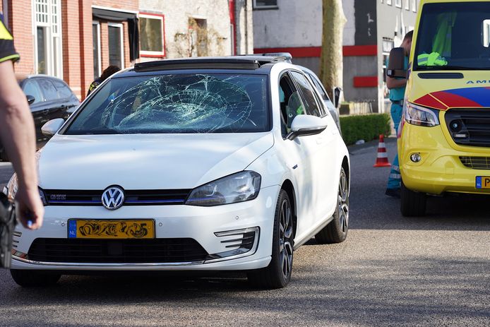 Een fietser raakte gewond bij een botsing op de Stationsstraat in Rijen.