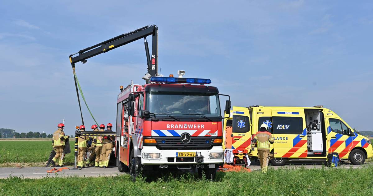 Auto belandt in de sloot in Heijningen, bestuurder in kritieke toestand naar het ziekenhuis - BN DeS