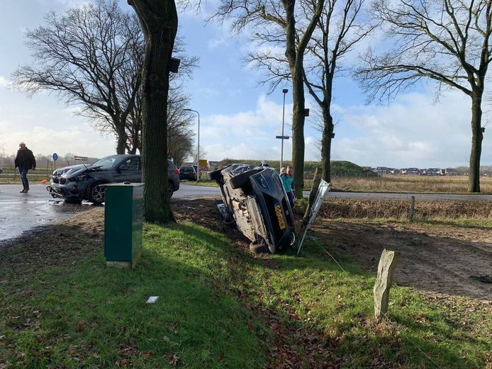 Beide auto’s liepen forse schade op en moesten door een berger worden afgesleept.