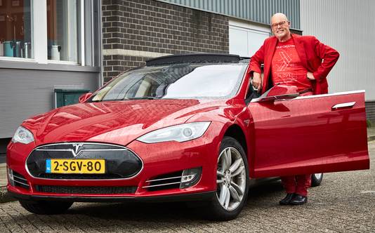 Vincent Everts bij zijn Tesla.