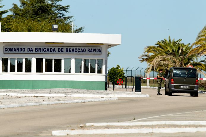 Eén van de toegangspoorten van de militaire opslag bij Tancos in Portugal.