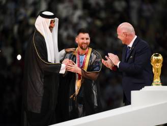 ‘Hoe je een van de meest historische foto’s ooit kunt verpesten’: emir drapeert Messi in Qatarees gewaad