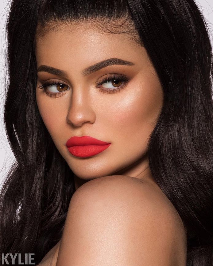 Kylie Jenner stift haar lippen natuurlijk het liefst met haar eigen lipstick.