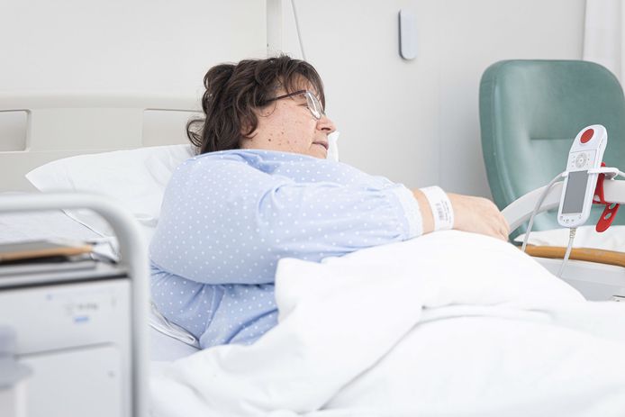 Een patiënt met een SUDL, die aan de (arm)leuning van een bed bevestigd wordt