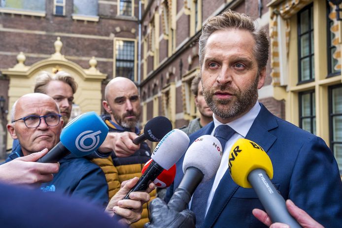 Hugo de Jonge vertrekt van het Binnenhof na een overleg over eventuele nieuwe coronamaatregelen.