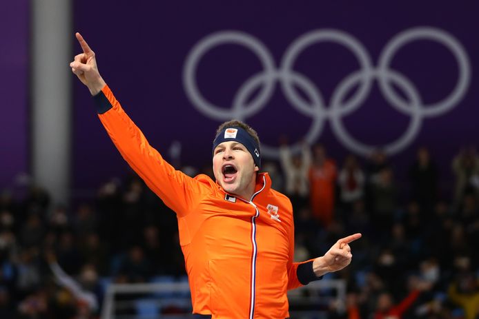 Sven Kramer  viert zijn gouden 5000 meter.