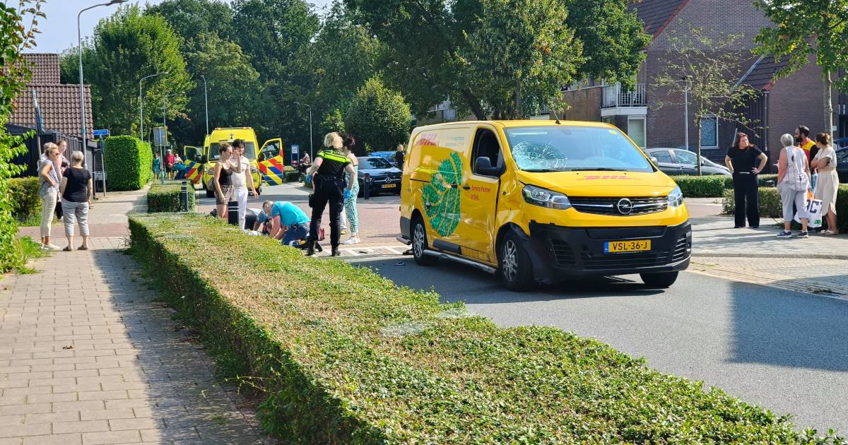 Scooterrijder ernstig gewond door botsing met pakketbezorger in Duiven, traumahelikopter ingezet.
