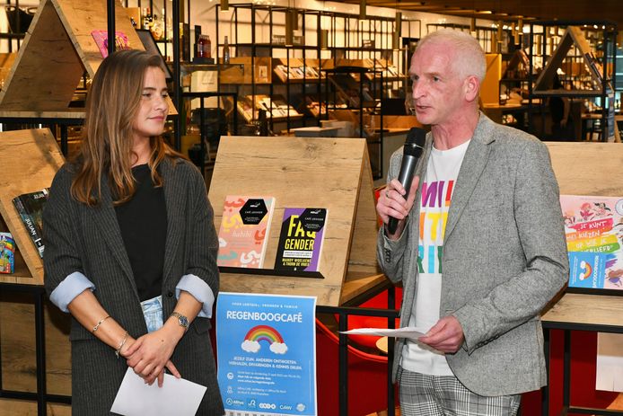 De opstart van het regenboogcafé werd gevierd met een heuse regenboogtaart.