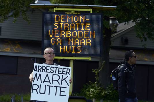 Demonstranten tijdens een verboden demonstratie van Viruswaanzin op het Malieveld die is gericht op de coronamaatregelen van het kabinet.