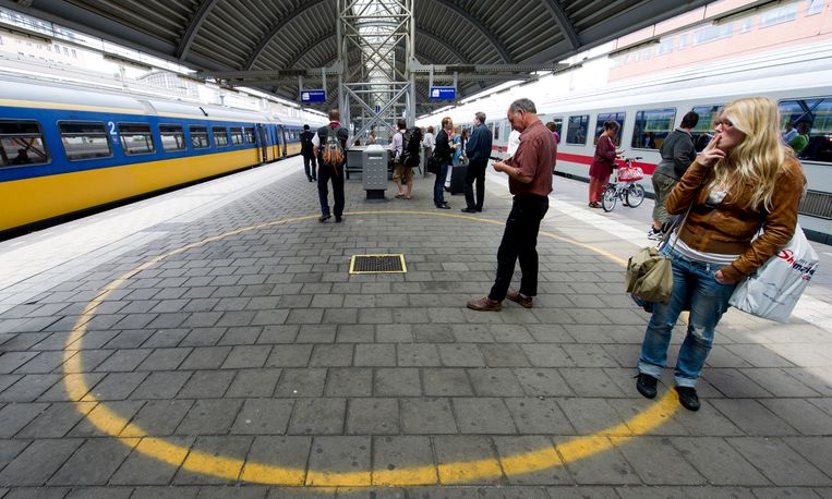 Rookzones verdwijnen per oktober van alle perrons. Beeld ANP XTRA